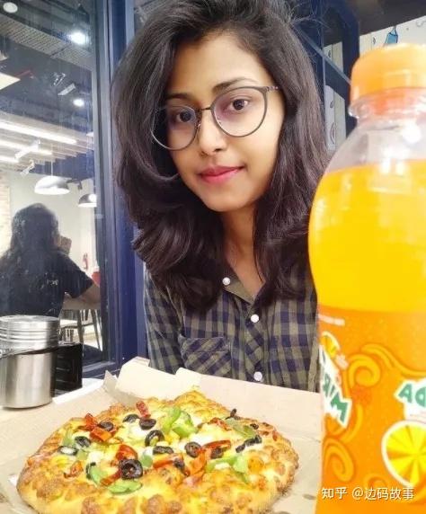 yogi算是成长在一个印度中产家庭,母亲是小学老师,父亲是私立医院医生