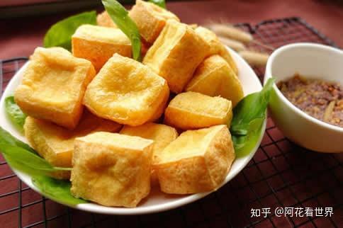 油豆腐是一些人经常吃的东西,这个东西是由豆制品做成的一种特色民间