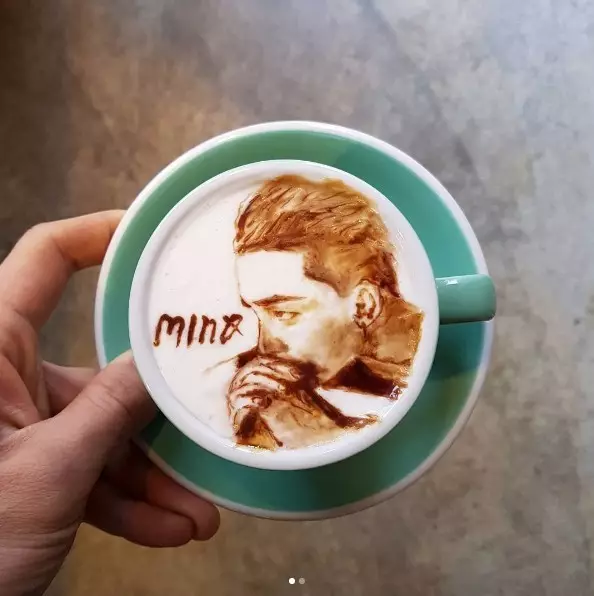 他长得帅还泡的一手好咖啡还在咖啡上绘下美丽的画作你被迷倒了吗