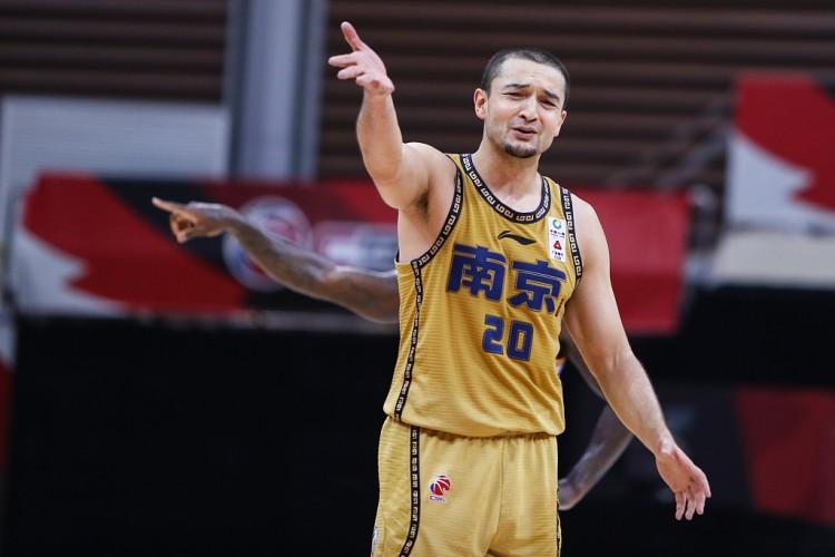 西热力江赛季至今共命中112个三分球 排名联盟第一