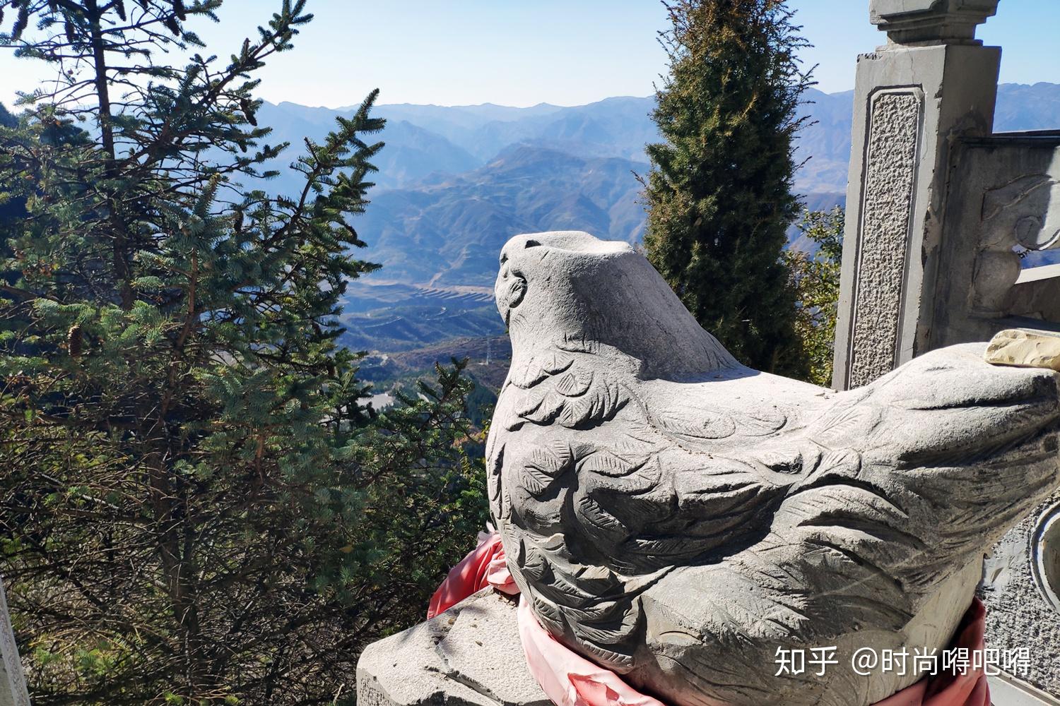 金鸡报晓,恒山十八景之一,磐石状如雄鸡,传说若以石敲击,声震如鸡鸣叫