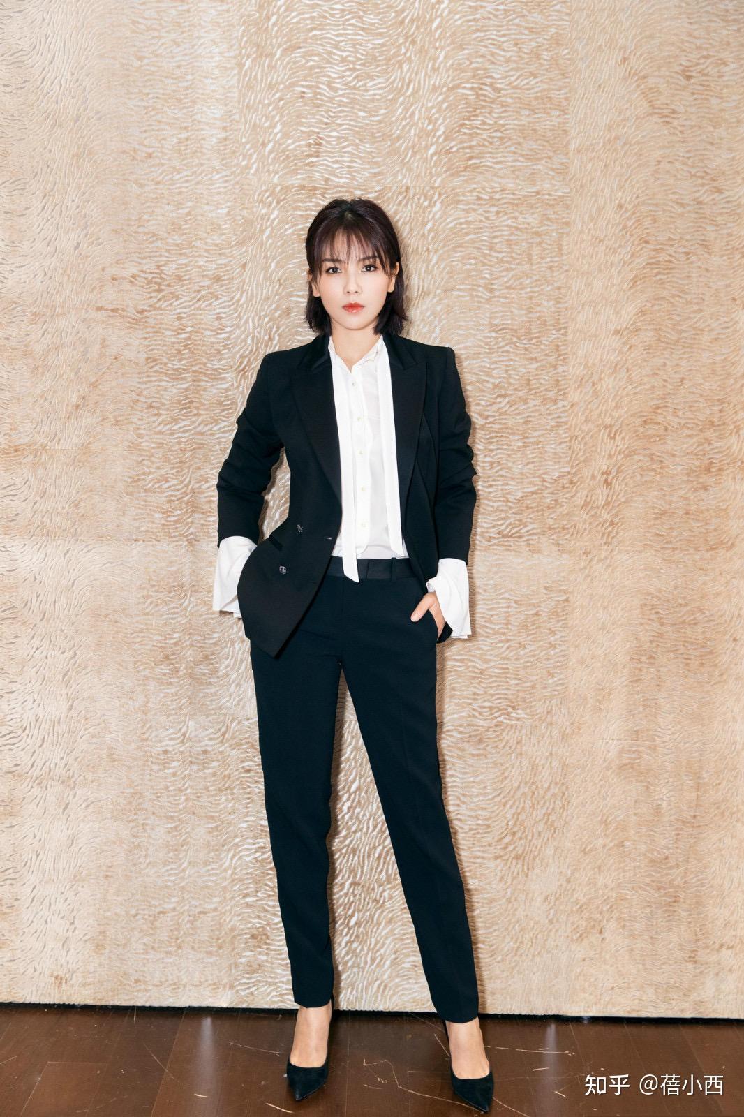 刘涛当主播后穿衣风格大改变,穿西装叠穿连帽卫衣,酷到认不出