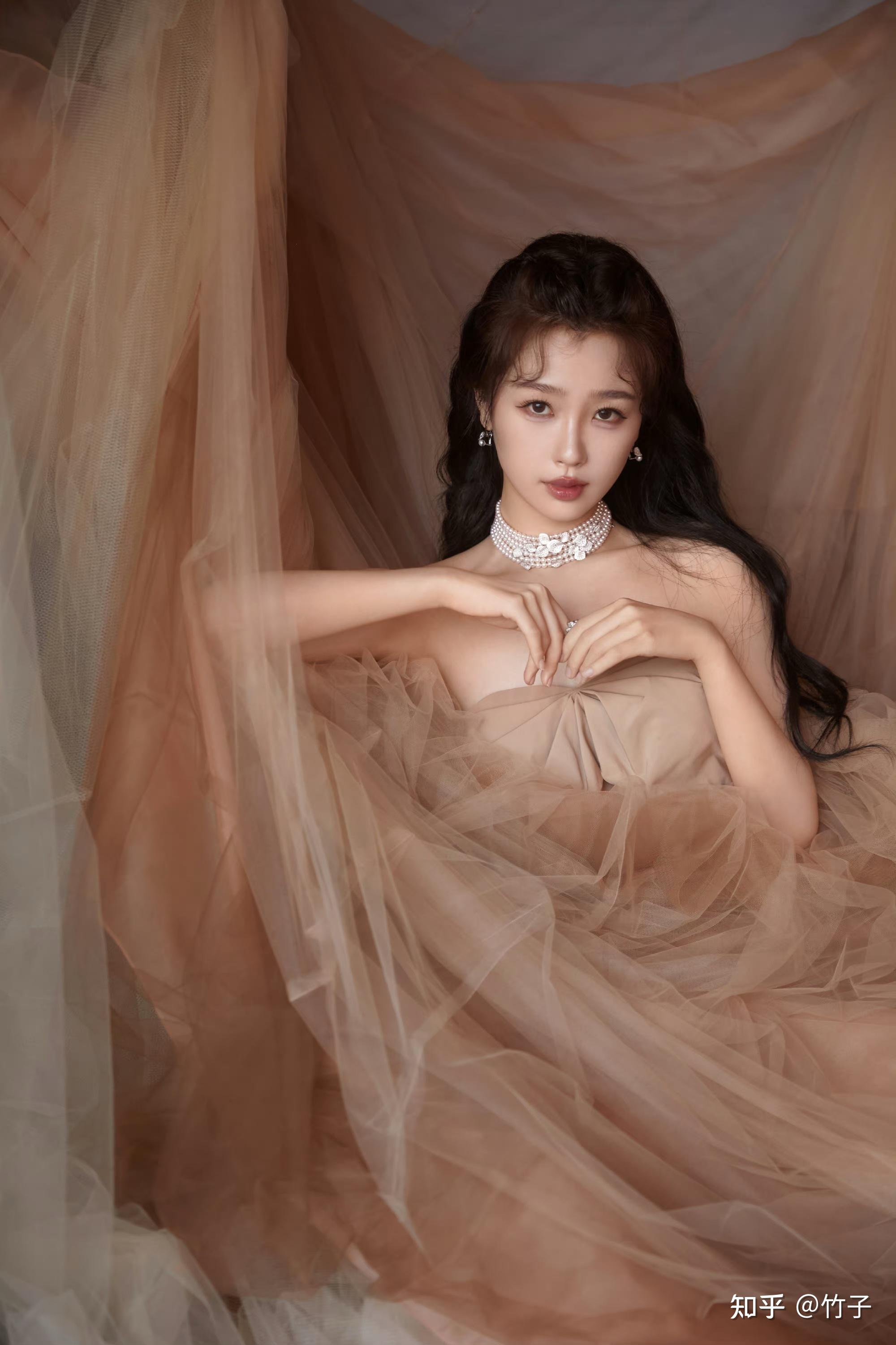 虞书欣最新美照大放送优雅珍珠项链抹胸礼服裙优雅可爱小公主