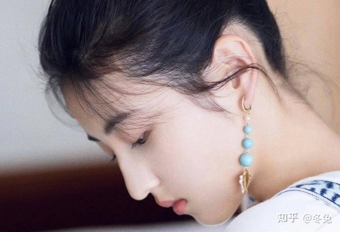 鼻子是全脸之光,而张子枫的鼻子条件也是非常优越的,从正面看她的山根