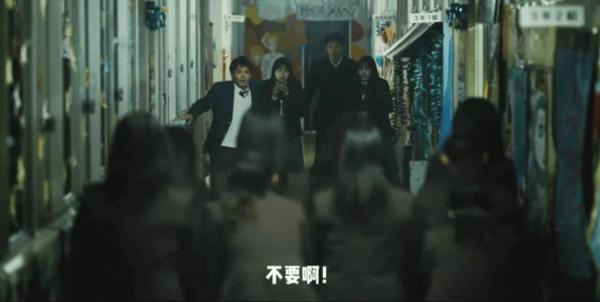 《新集体》荒诞诡异+抽象惊悚,年度“发疯”恐怖片