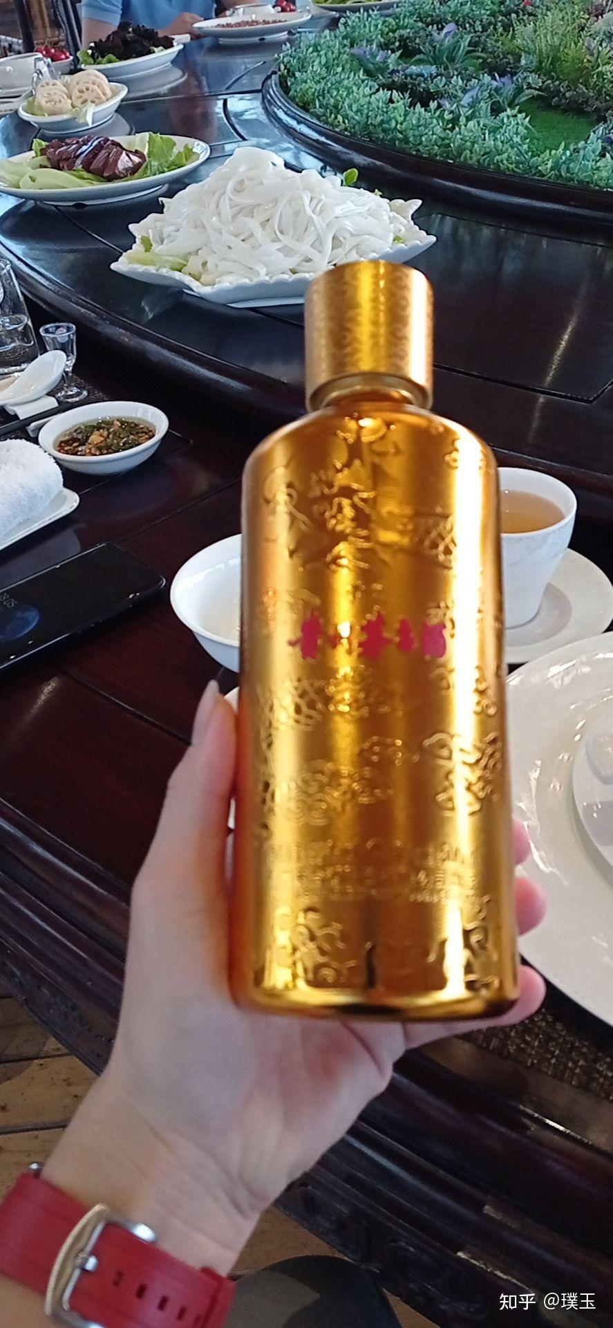 这瓶矮嘴黄酱的茅台酒生产时间主要是在1966年-1973年,上世纪茅台酒的