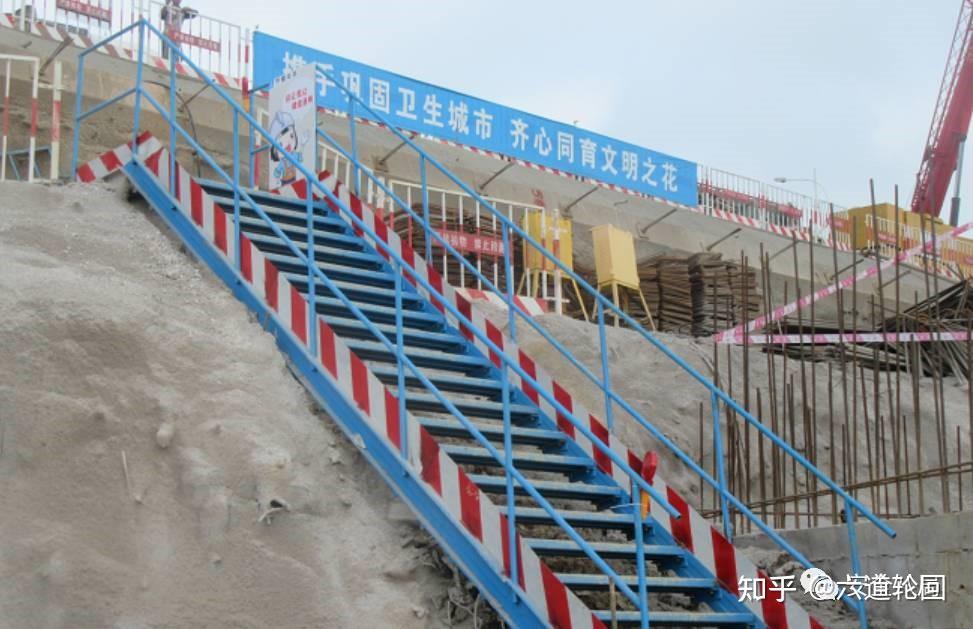 (  a  )a,基坑内施工人员上下的专用梯道宽度不应小于1mb,基坑内施工