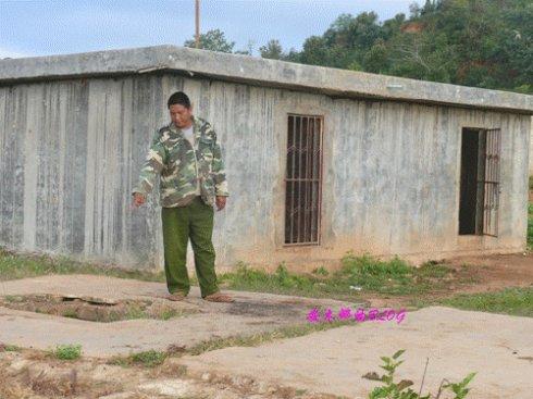 已弃用的土牢犯人吃喝拉撒都在洞里解决过去,缅甸佤邦的监所都是简易