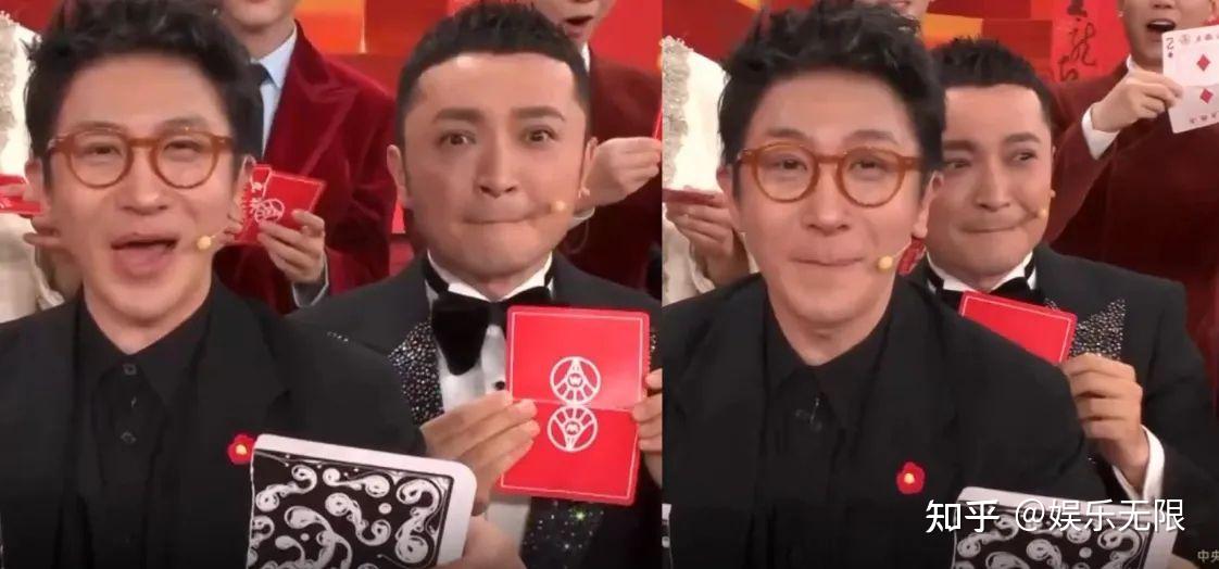 在魔术表演过程中,尼格买提的表情略显慌张,不时偷瞄刘谦的手法,甚至