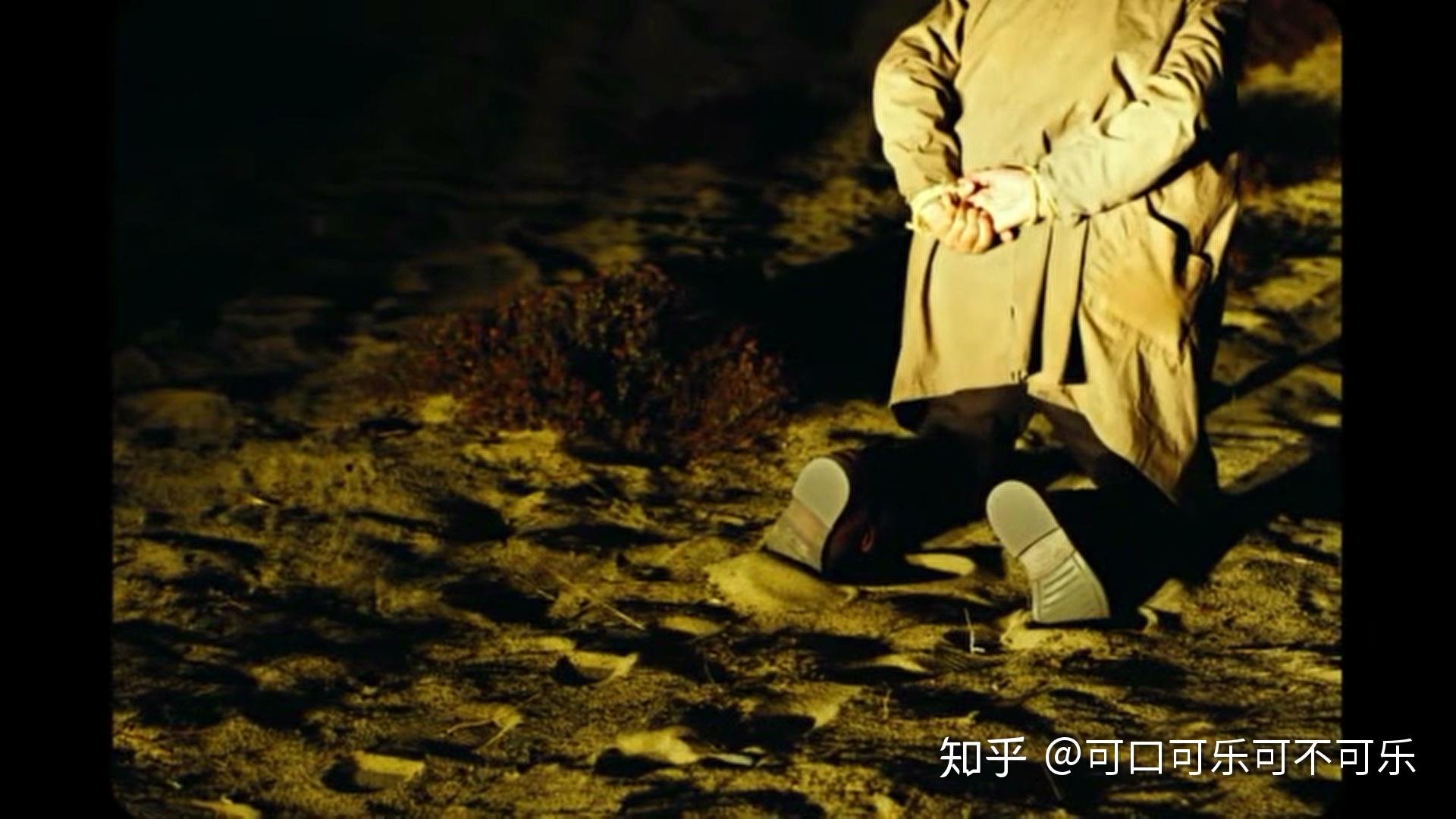 守墓人再度出现在画面中,缓缓地从山的一边走来.