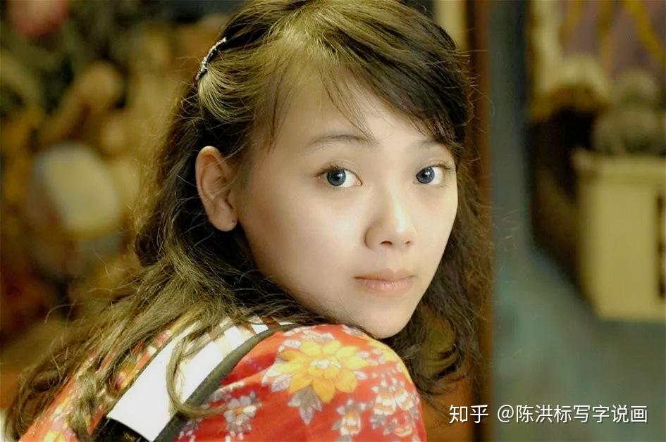 当然也飘进了有一条街之隔的小学校园里,在一个叫罗敏的年轻女教师的