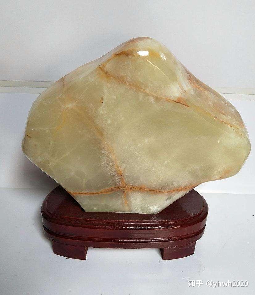因为它的成分不是传统意义上玉石的成分,而是硅酸盐,一种大理岩类的
