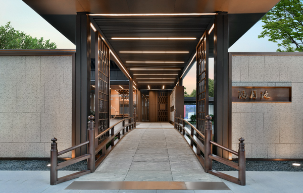 踏入连廊,大理石材景墙与古铜不锈钢栏栅回廊对比碰撞,展现柔与刚的