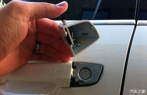 车门是隐藏式钥匙孔无钥匙启动系统不需要插钥匙,只要按下启动按钮就