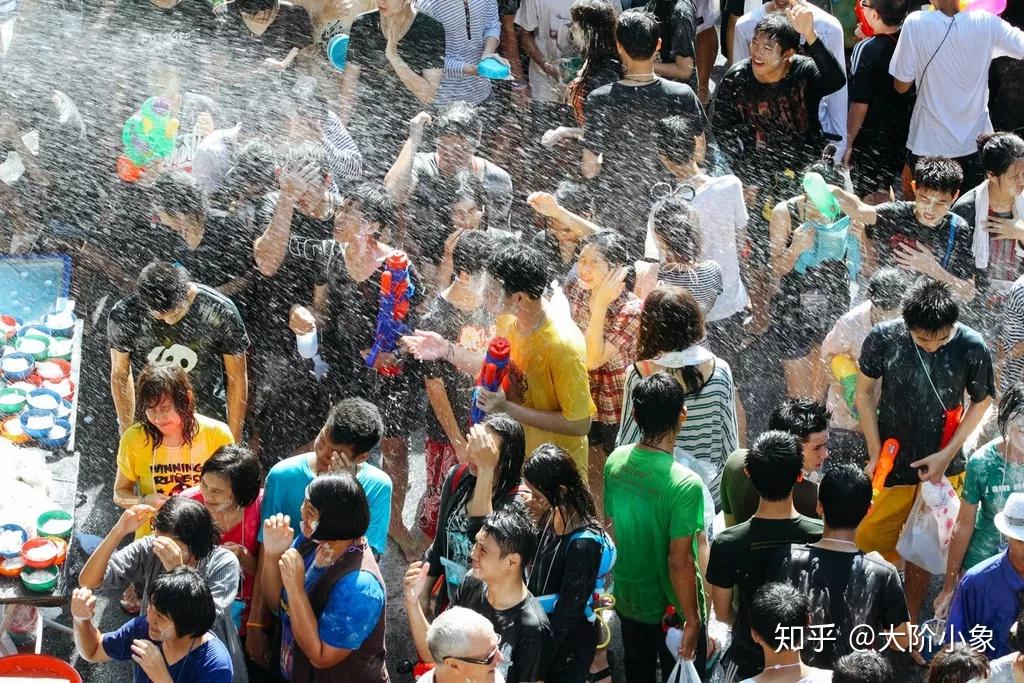 一生必须体验一次酣畅淋漓的泼水节