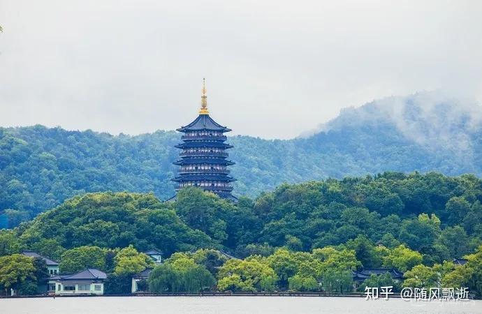 以一山,二塔,三島,三堤,五湖為基本格局,著名的西湖十景點綴其間