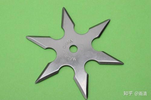 扔飞刀飞刀旋转着飞出去为什么在接触靶子的时候正好是刀尖在前面