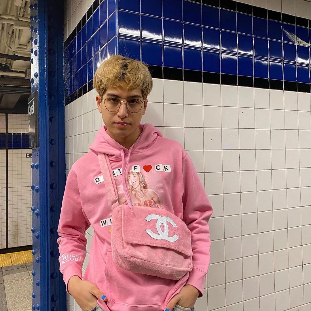 upopfunkyboy追星追成超级新星身高193的混血kol成名史