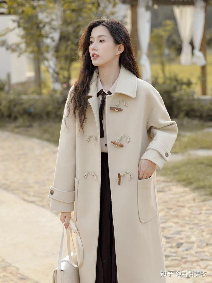有什么适合20岁女大学生穿的质感好的秋冬大衣?