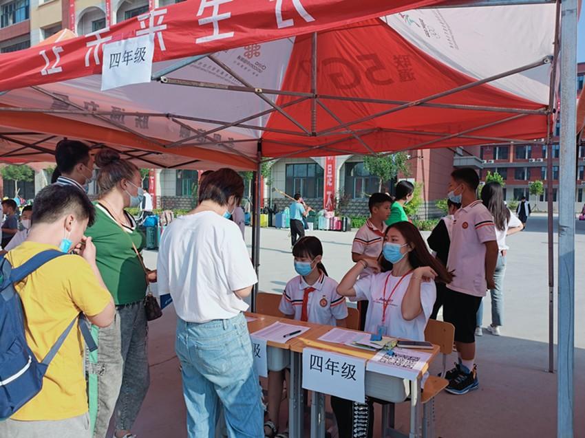 老生返校新生报到,文安贺阳实验学校小学部有条不紊严密组织