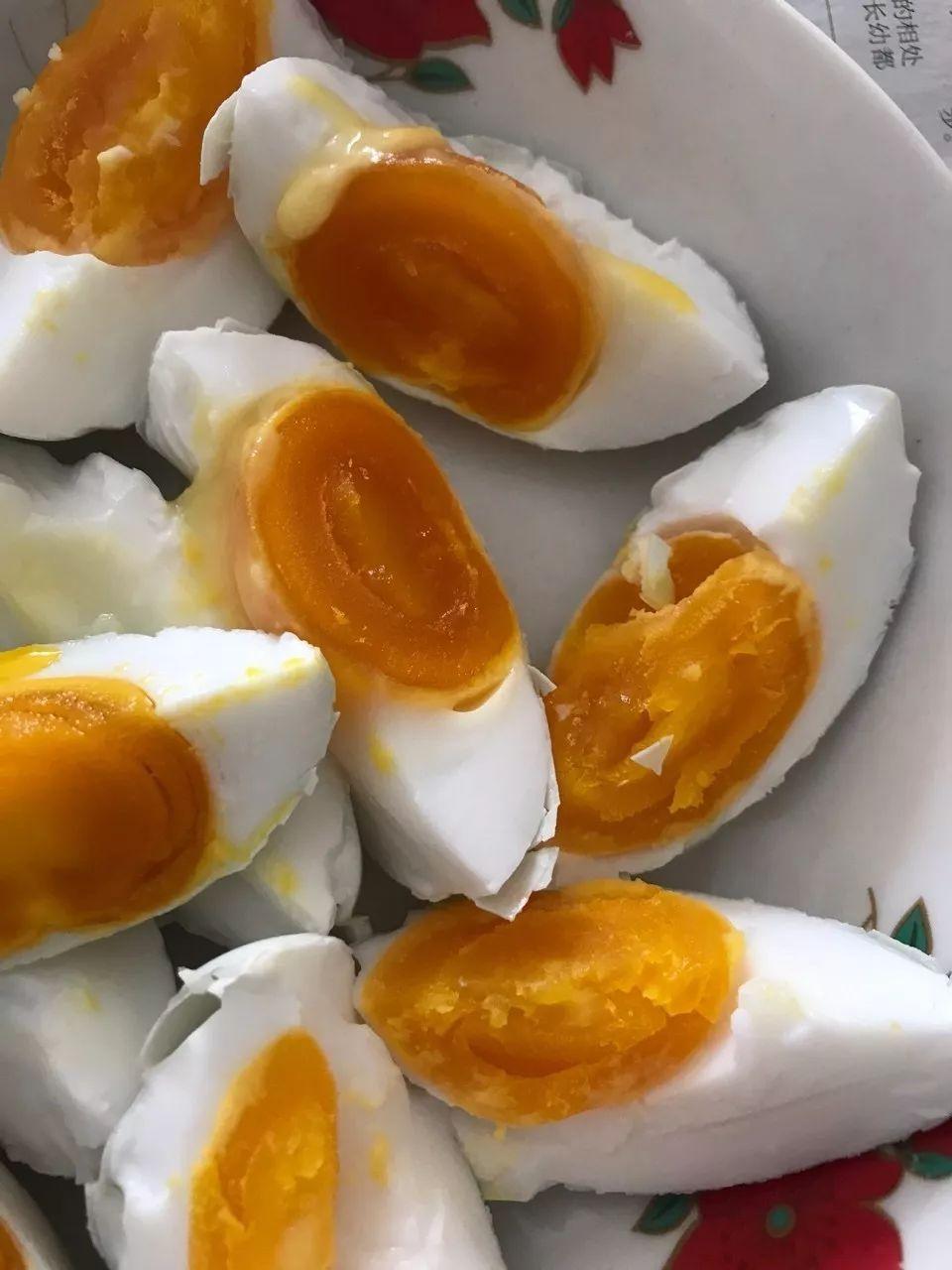 四步腌好咸鸭蛋流油带沙配粥绝了