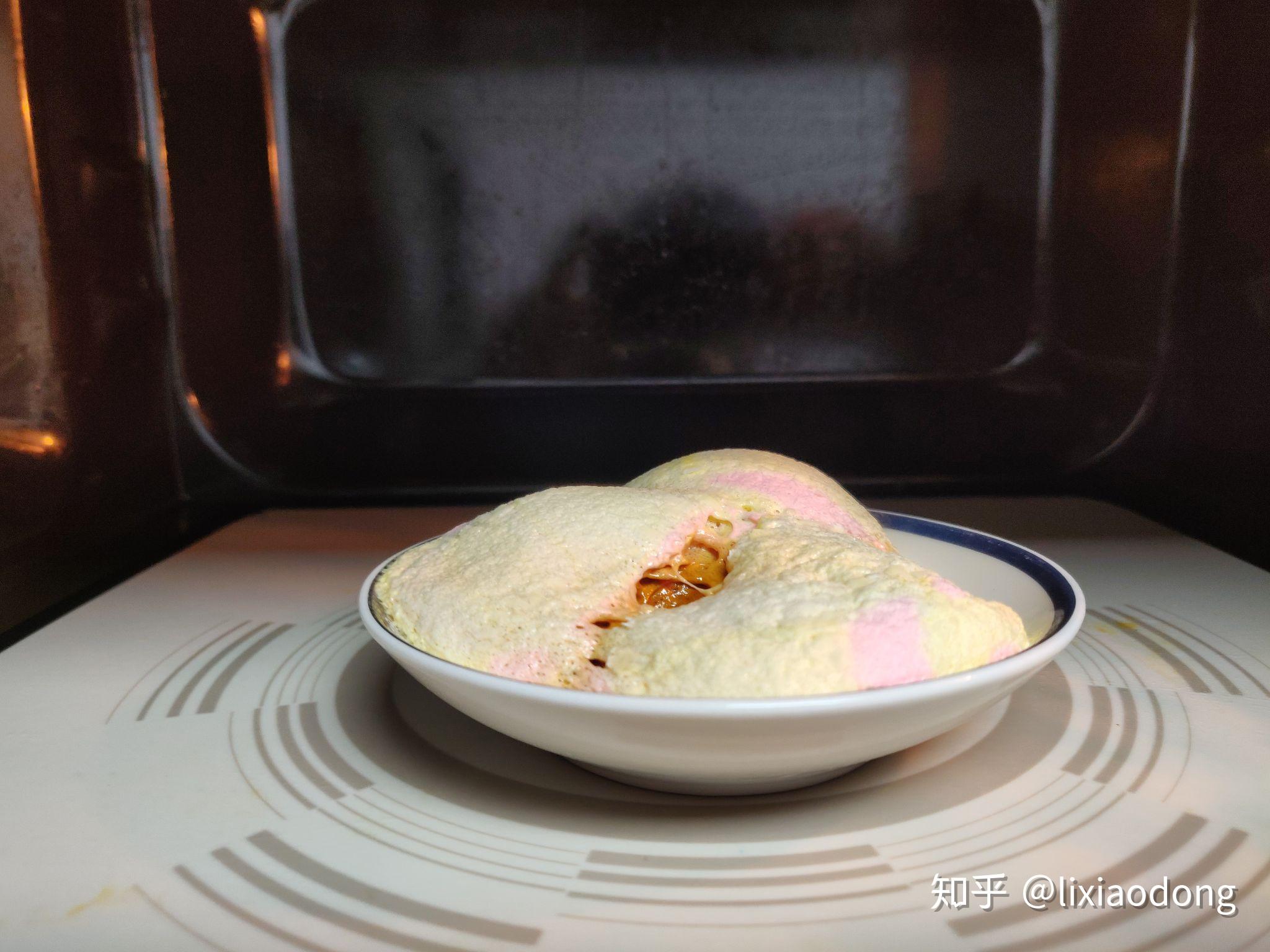 准备棉花糖,3个小馒头似的,放在一起,按微波炉的默认功率(常见家庭版