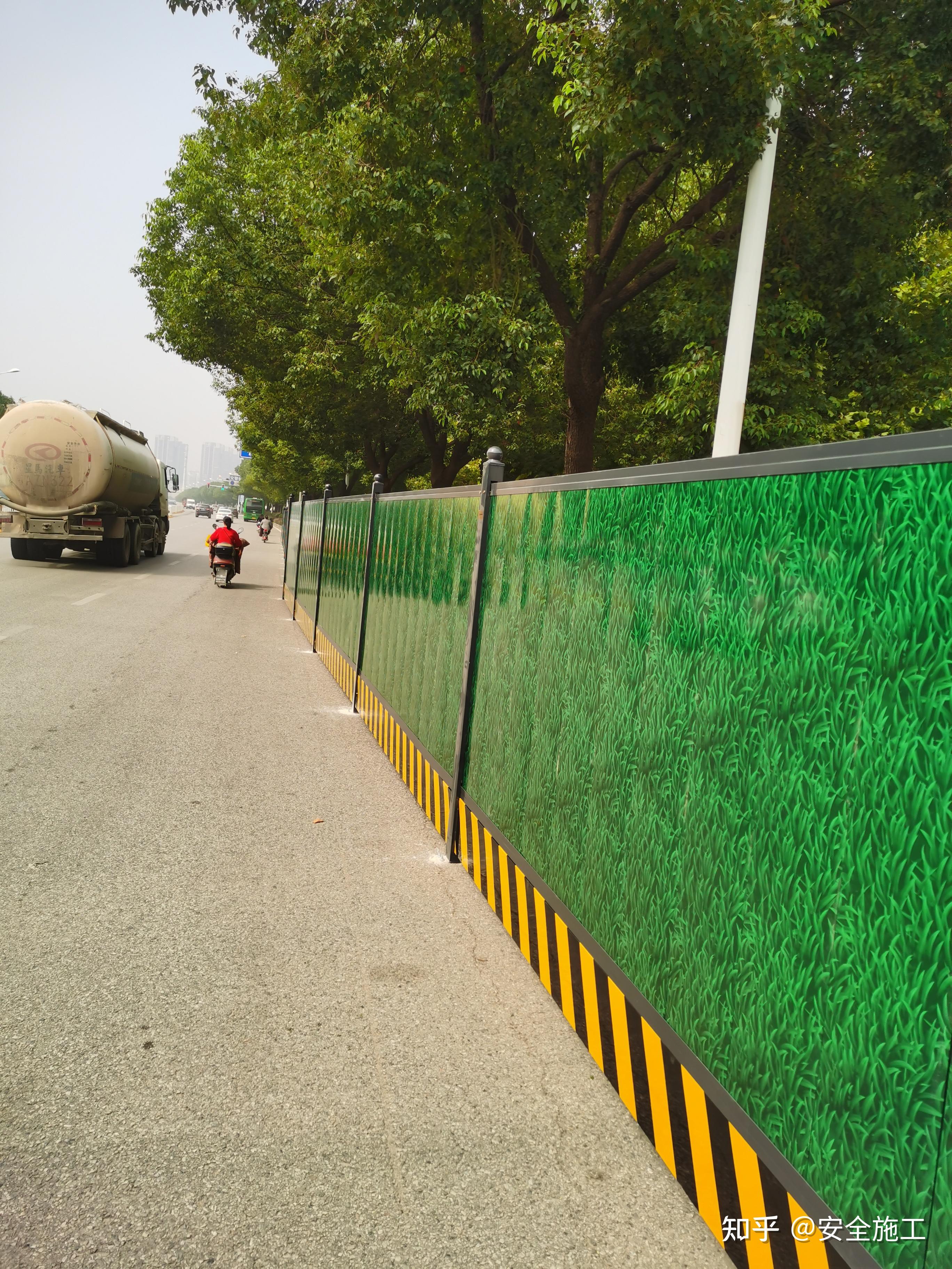 背后用金属方管或角钢做围挡骨架,用金属方管制成定型三角架支撑,再用