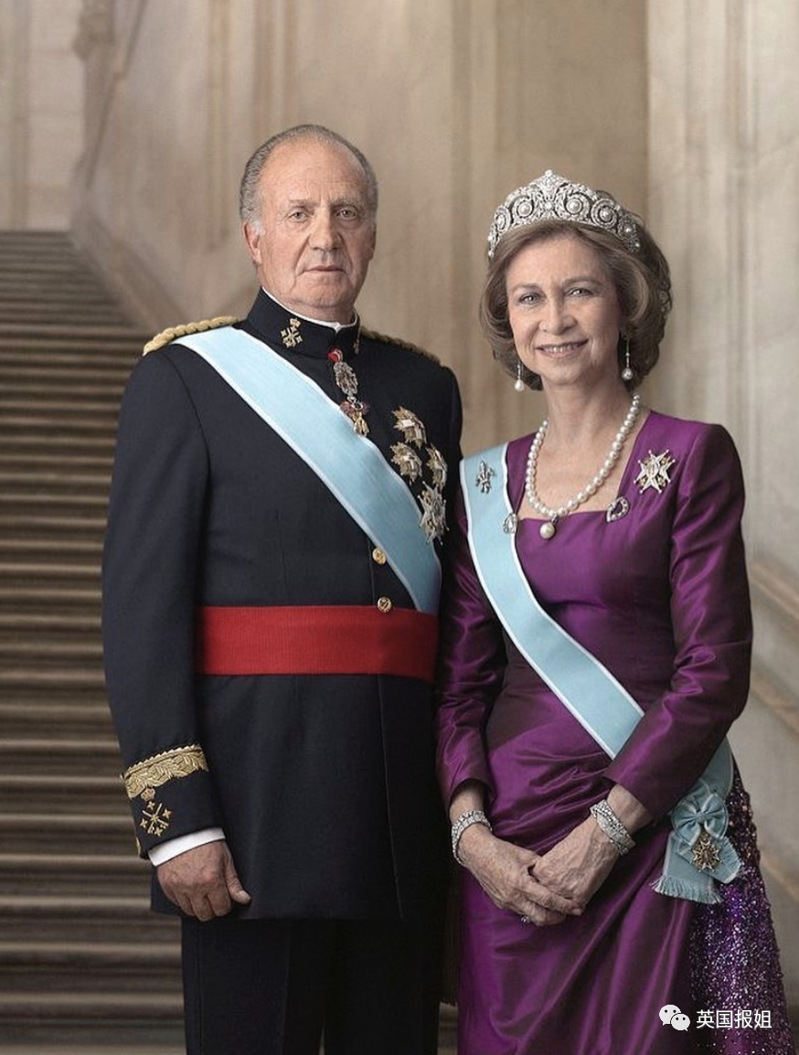 但国王没有维持专权,而是将西班牙王室改为君主立宪制,推动民主改革