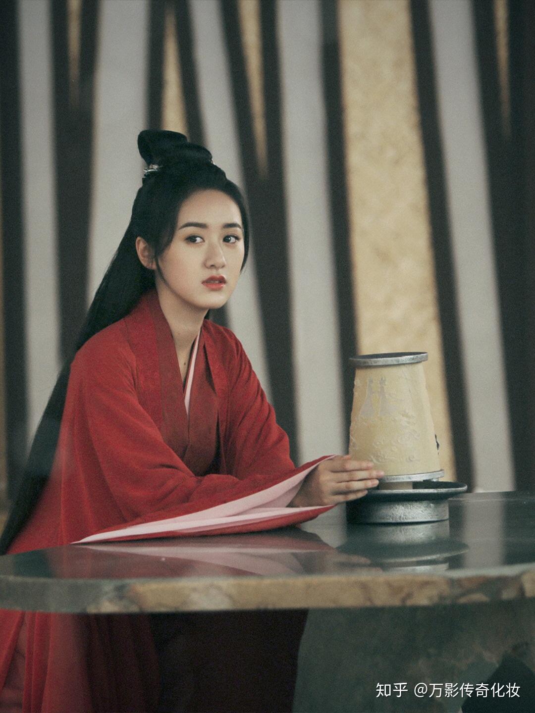 讲述了被武林誉为"人中龙凤"的听雪楼主萧忆情,"血魔之女"舒靖容与