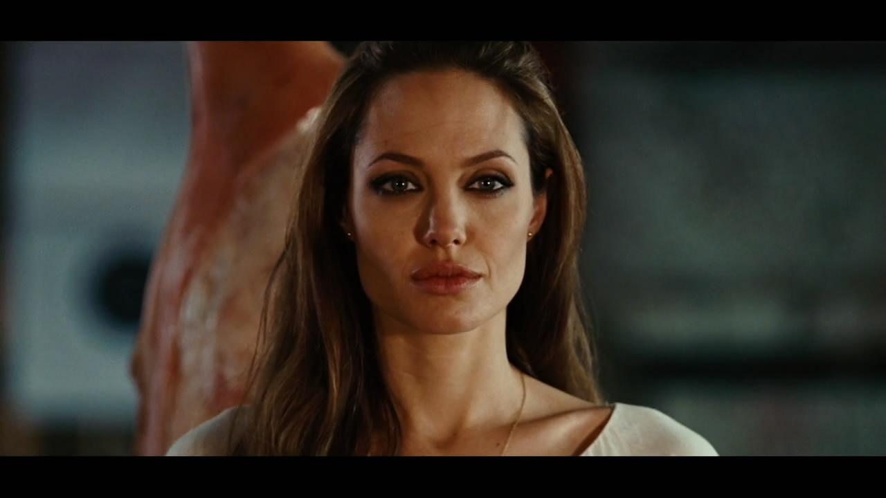 通缉令为了训练让子弹转弯安吉丽娜朱莉自愿当活靶子