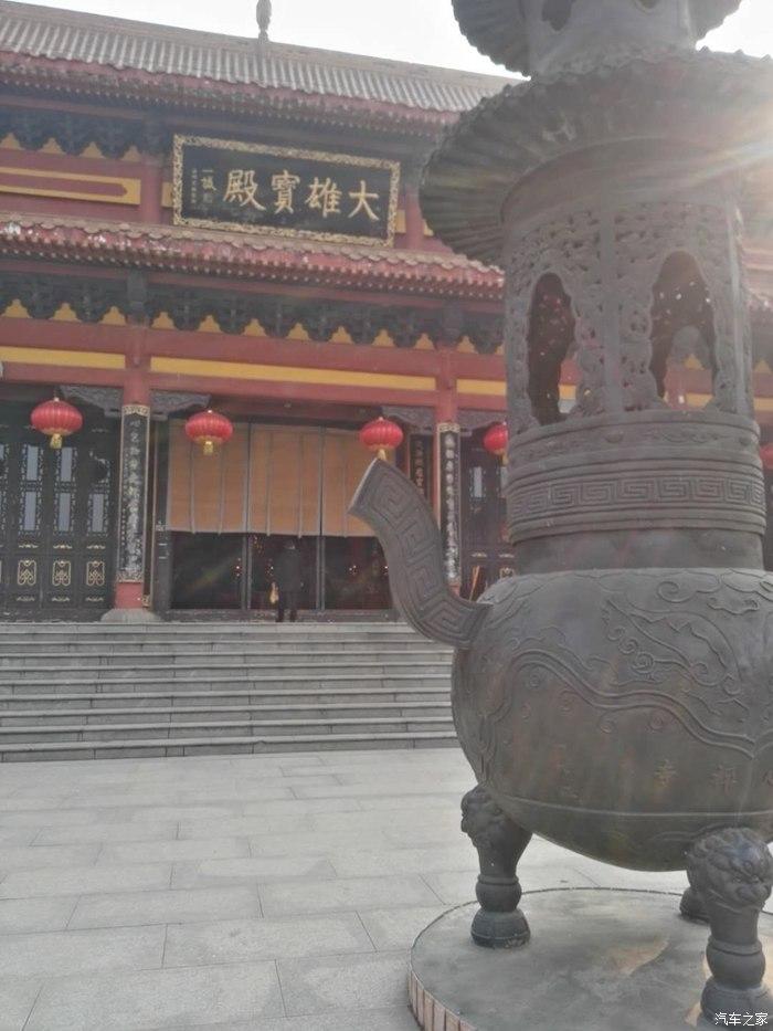 大雄宝殿,经过半个多小时的跋涉终于到达山顶,眼前就是回龙山白云寺的