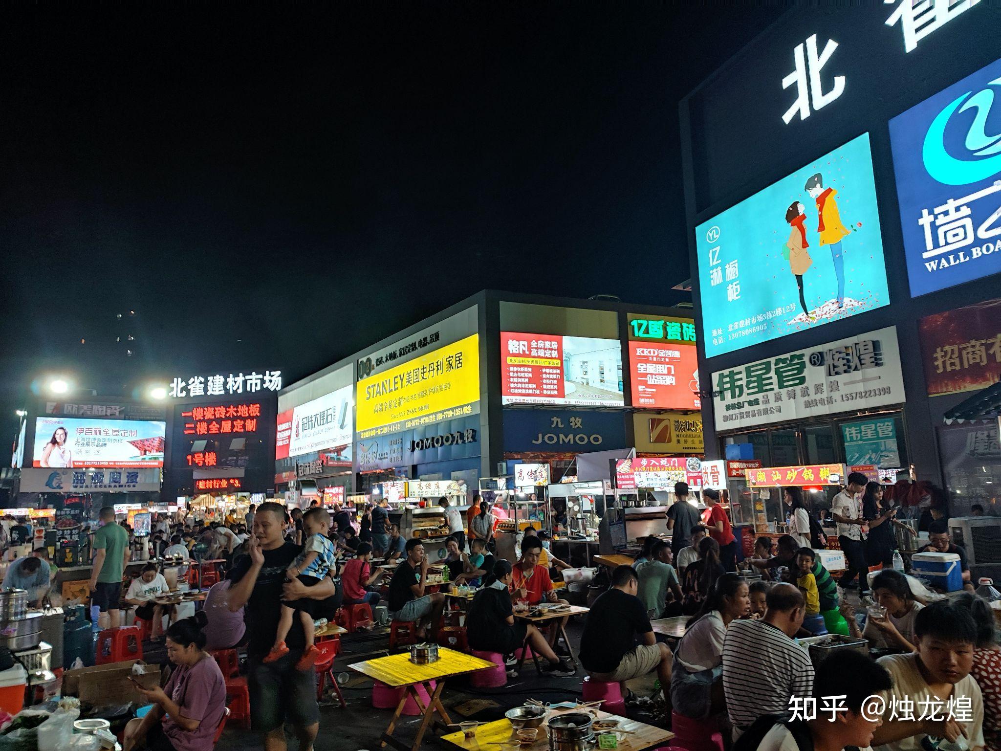 北雀建材市场的夜市聚宝螺蛳粉,也排队超多人柳州北站附近的夜市胜利