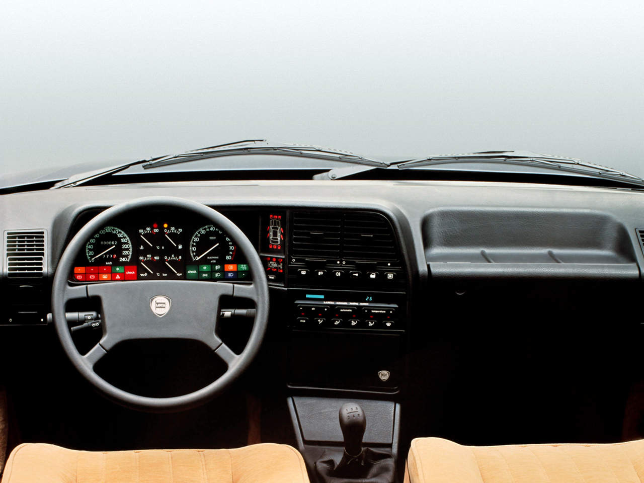 thema在生产的十年间,内饰经历了三次重大改型1987款lancia thema 6v