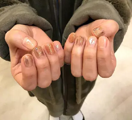 这里可能是最全的新年美甲集合了-新年美甲图片2021简单大方红色衣服