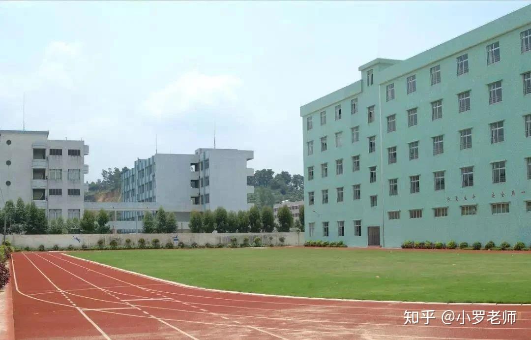 【学校简介】广州市增城区英才学校创办于1999年,是一所九年一贯制