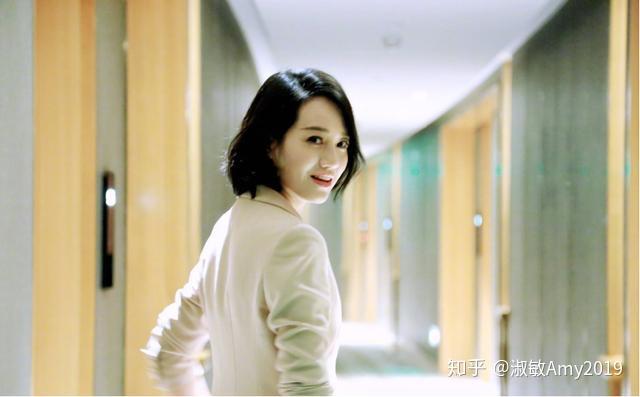 穿杏色西装配阔腿裤的朱丹气场高级齐肩短发超加分气质优雅