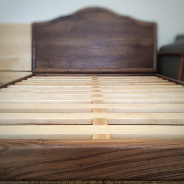 重新设计的床头板,顶部做了弧线处理,面芯板的几块拼板来自同一颗树.