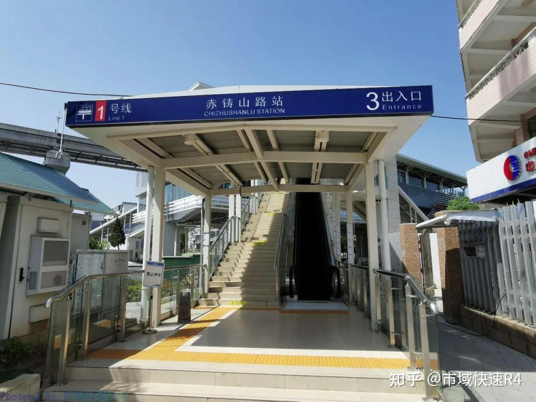 站北侧,不远处就可以看见如同彩虹一样的天柱山路站天门山路站站外