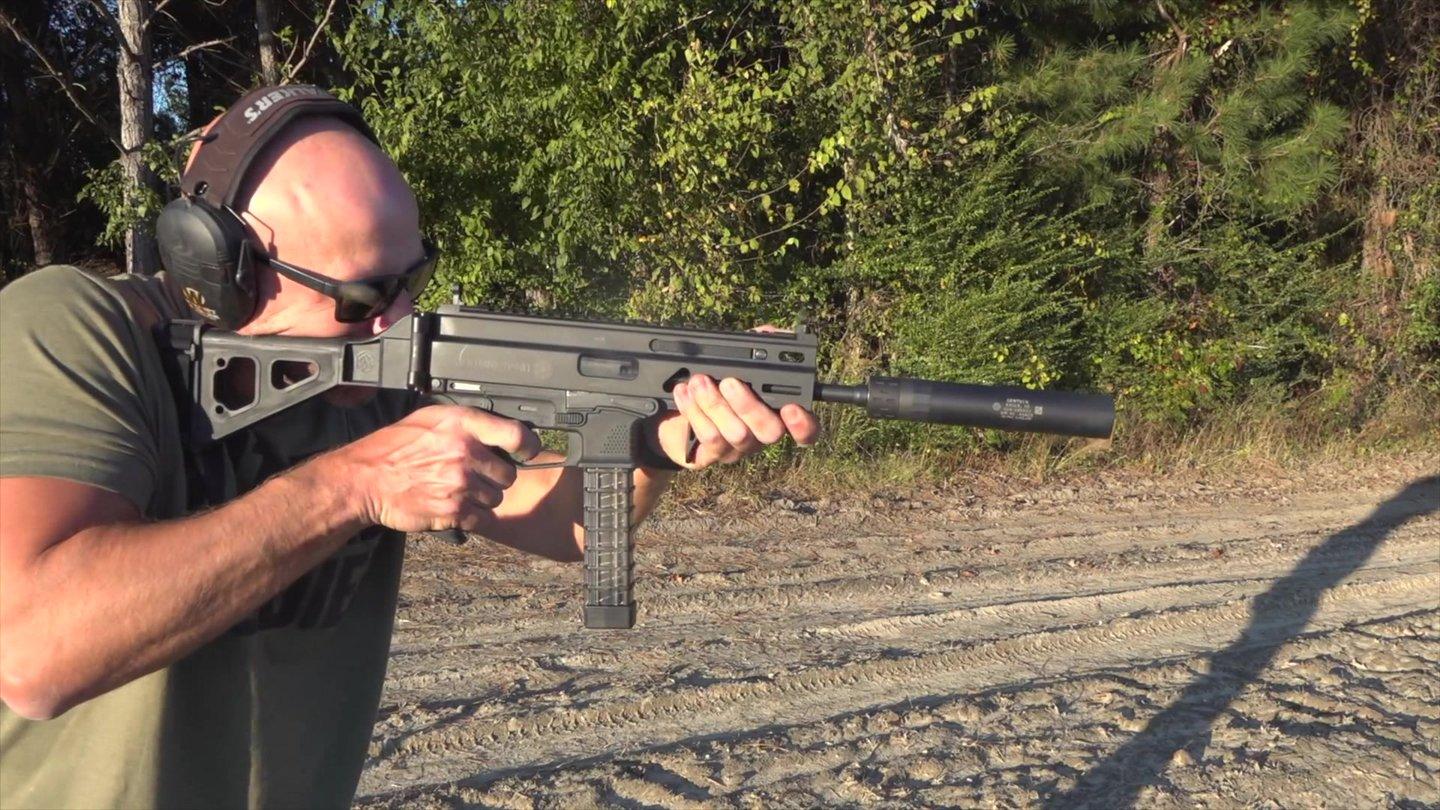 dp-27轻机枪,靶场射击测试,弹盘加弹看着就很麻烦!