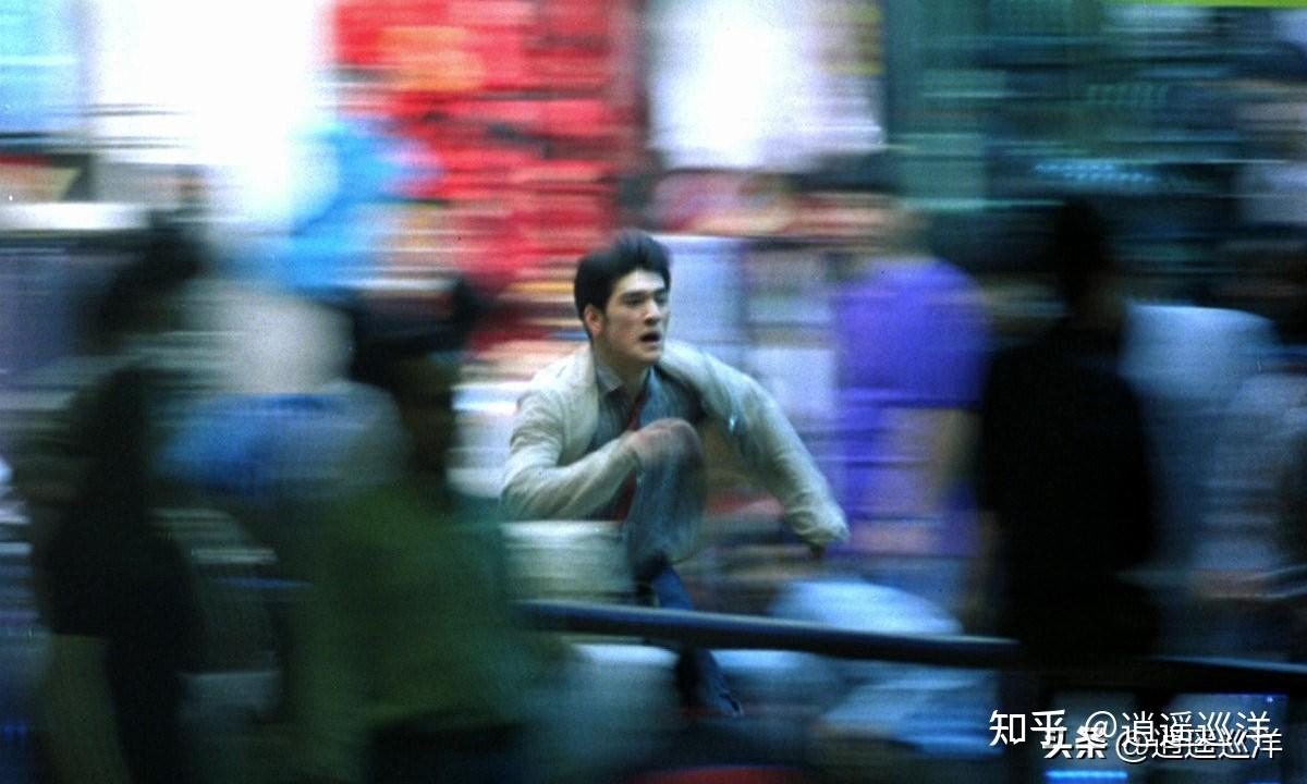 中的截图)再则,王家卫在过往拍城市电影时偏好运用慢门抽帧手法,如在