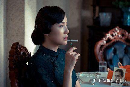 电影《师父》剧照宋佳饰演女主 烟不离口同样时期的电影,翡翠珠也同样