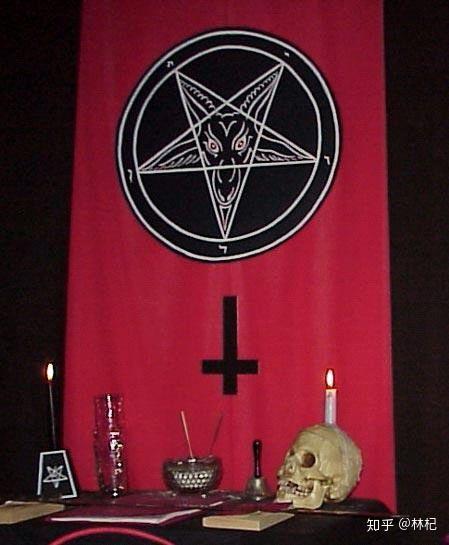 撒旦教就干脆搞了个倒十字架(话说倒十字架是耶稣的门徒彼得赴死时的