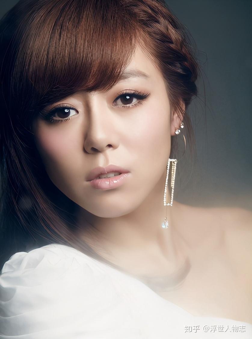 唱你好周杰伦的超女冠军安又琪如今为赚钱在县城唱祝寿歌