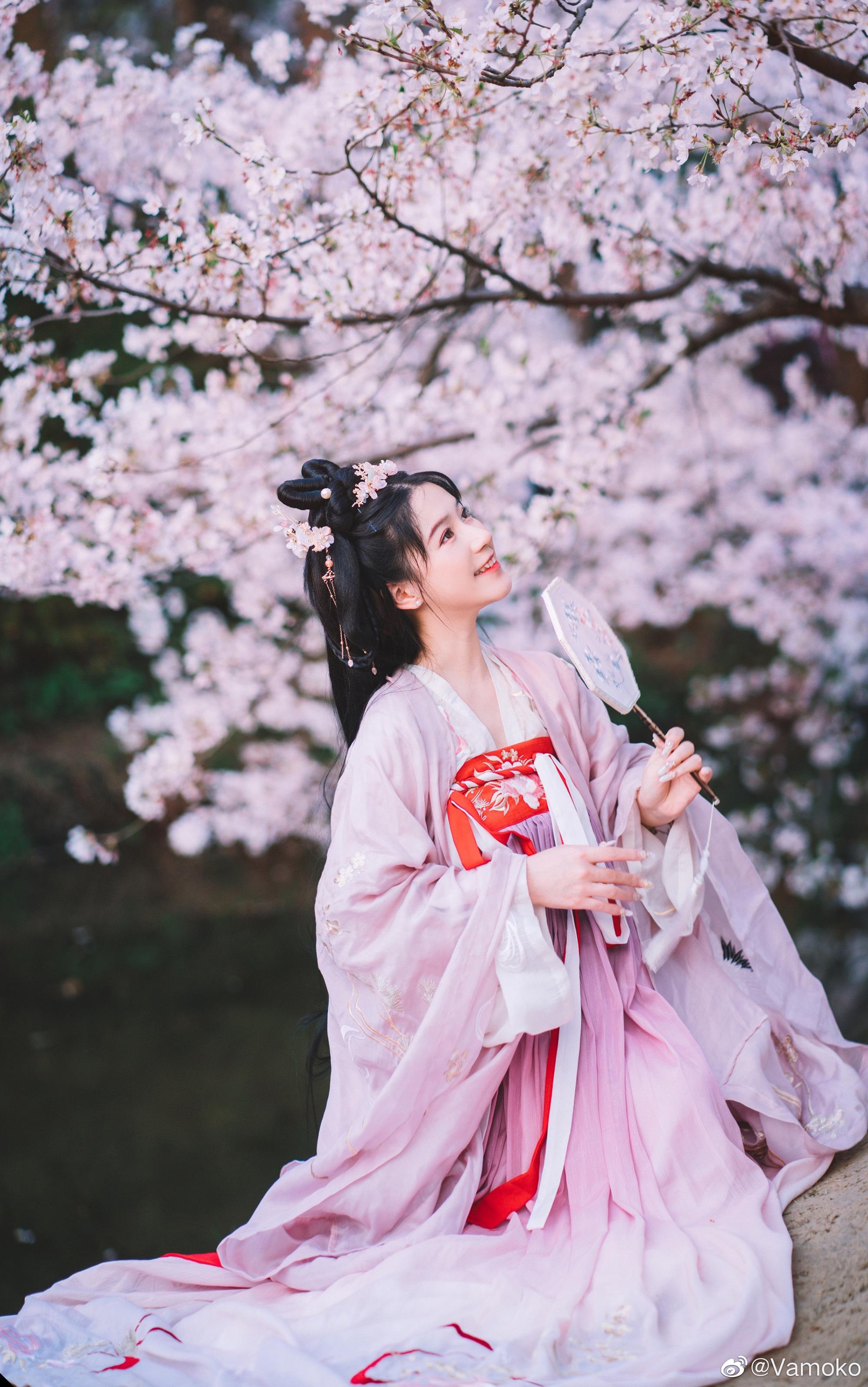 汉服小姐姐|红颜不负芳菲色,只待佳人共举觞.(第20期) - 知乎