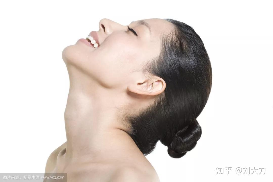 的形状画的,除非是健美人士,比如头后仰的话后颈会堆积一层层的皮肤