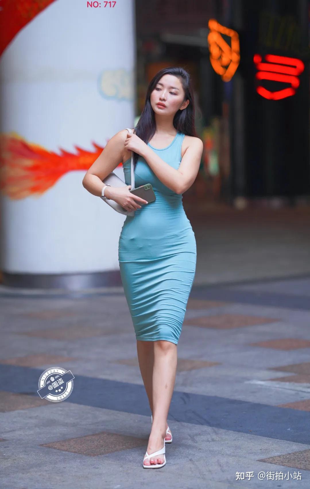 街拍美女:气质紧身连衣裙,秀出好身材!