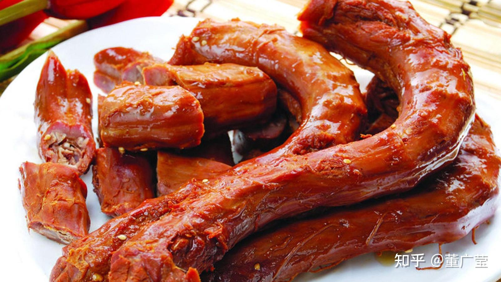 吃,大部分都被丢掉的部位,近些年随着一些诸如"绝味鸭脖","久久鸭脖"