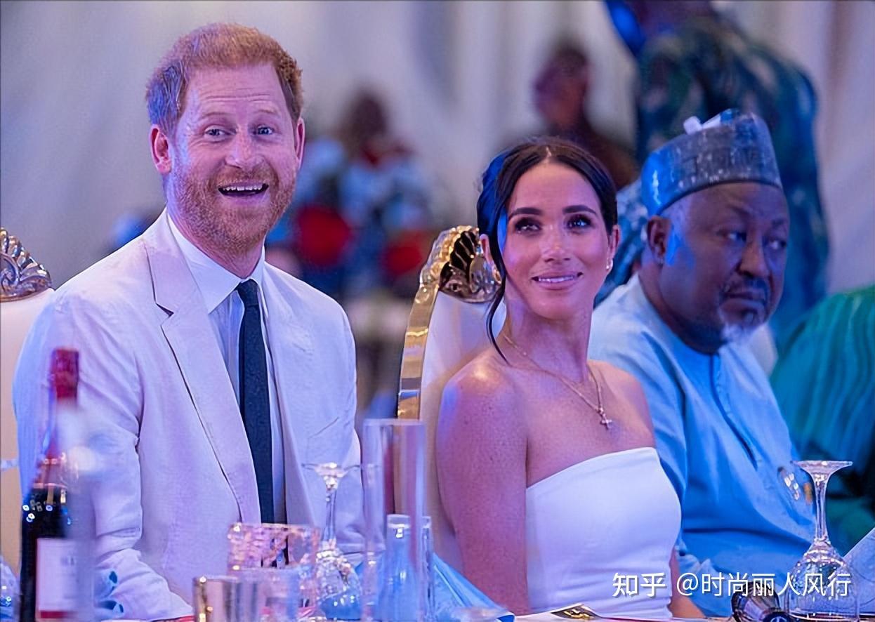 穿抹胸白裙惊艳亮相,小肚腩很真实 - 知乎