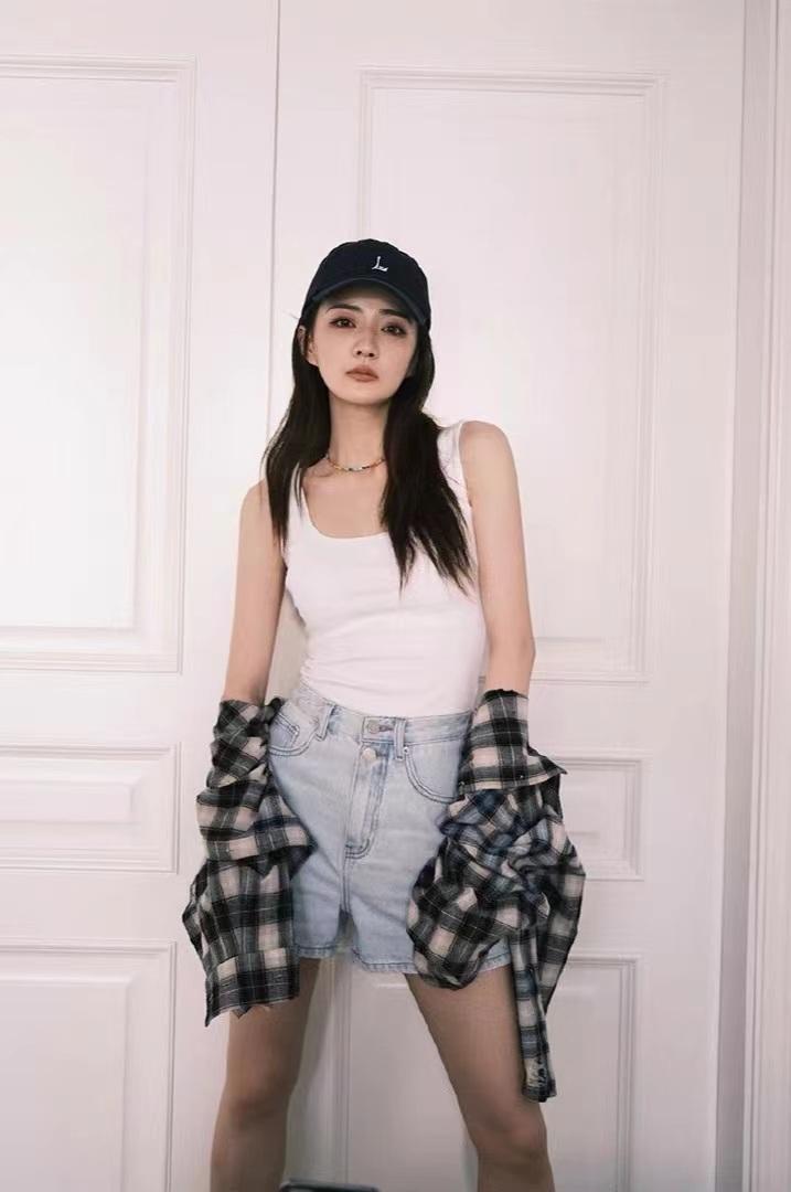 女星徐璐私服穿搭格子衬衫配牛仔短裤清爽时尚显气质