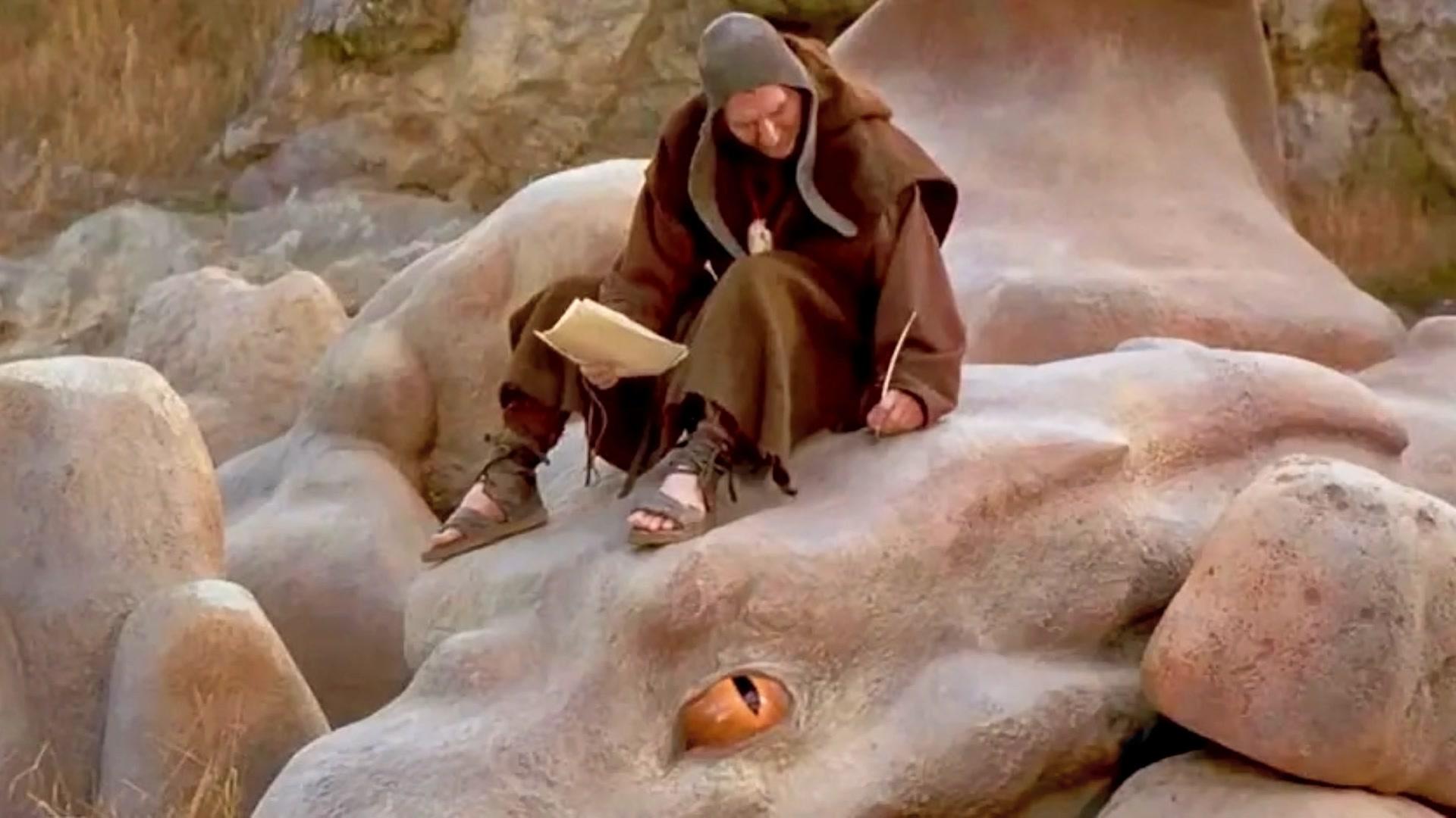 奇幻片小怪兽喝下神奇药水马上变身大怪兽准备征服世界